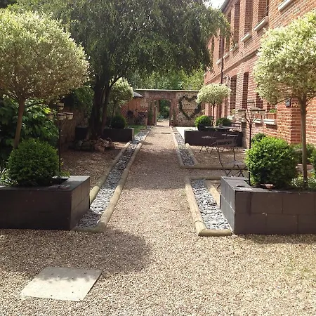 Le Fond De La Cour Bed & Breakfast 3*