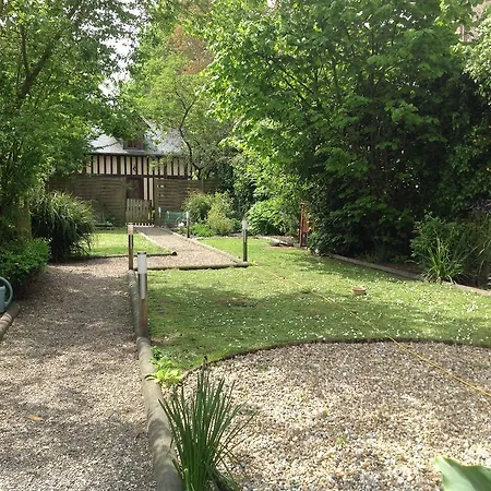 Le Fond De La Cour 3*