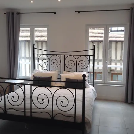 Le Fond De La Cour Couette-café 3*