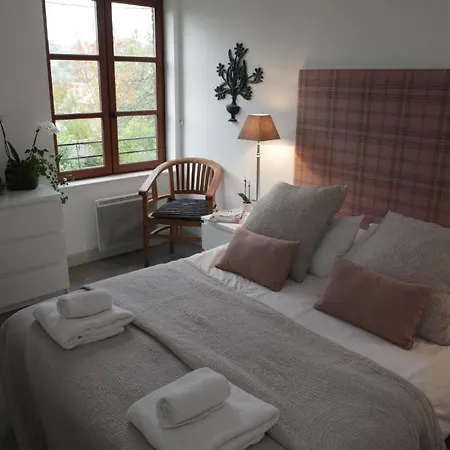 Le Fond De La Cour Couette-café 3*