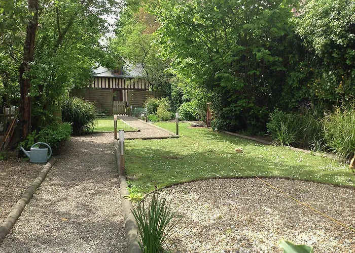 Le Fond De La Cour 3*