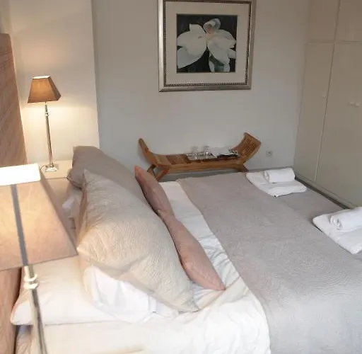 Le Fond De La Cour Bed & Breakfast 3*