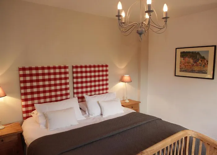 Le Fond De La Cour Bed & Breakfast 3*
